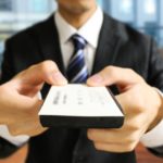 名刺を渡すビジネスマン