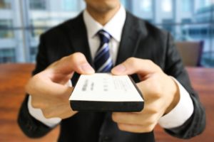 名刺を渡すビジネスマン